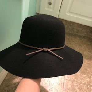 100% wool Aritzia hat